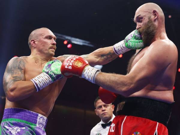 Tyson Fury (kanan) kembali harus mengakui keunggulan Oleksandr Usyk. (Foto: Fight TV)