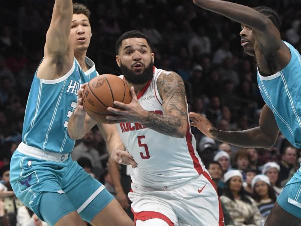 Fred VanVleet (tengah) mencetak 20 poin saat Houston Rockets meraih kemenangan 114-101 atas tuan rumah Charlotte Hornets pada Senin (23/12) malam. (Foto: AP)