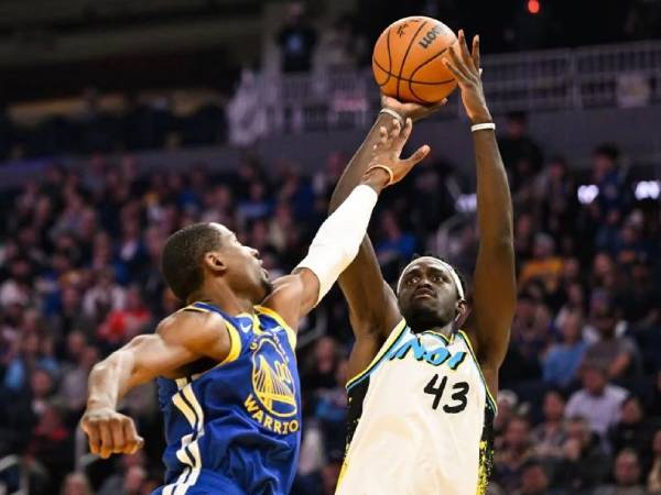 Pascal Siakam (kanan) mencetak 20 poin saat Indiana Pacers menang 111-105 atas Golden State Warriors pada Senin (23/12) malam di San Fransisco. (Foto: AP)