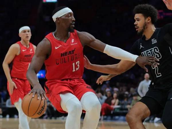 Bam Adebayo (kiri) mencetak 23 poin saat Miami Heat meraih kemenangan 110-95 atas tim tamu Brooklyn Nets pada hari Senin (23/12) malam. (Foto: AP)