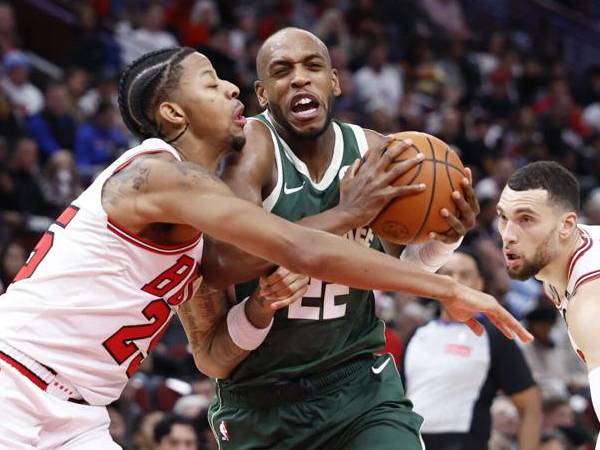 Khris Middleton (kanan) mencetak 21 poin saat Milwaukee Bucks meraih kemenangan 112-91 atas Chicago Bulls, Senin (23/12) malam. (Foto: AP)