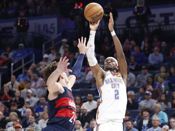 Shai Gilgeous-Alexander (kanan) mencetak 41 poin saat Oklahoma City Thunder menang 123-105 atas tim tamu Washington Wizards pada Senin (23/12) malam. (Foto: AP)