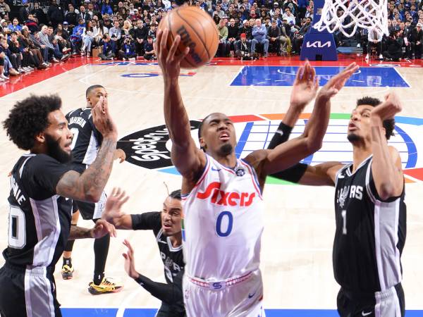 Tyrese Maxey (tengah) mencetak 32 poin saat Philadelphia 76ers mengalahkan San Antonio Spurs 111-106 pada hari Senin (23/12) malam. (Foto: AP)