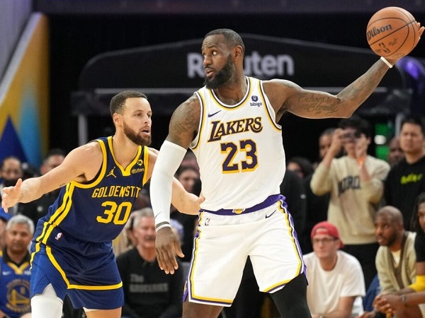 Stephen Curry Nikmati Duel Melawan LeBron James