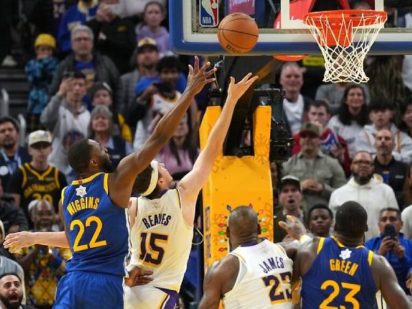 Austin Reaves (kedua dari kiri) melakukan layup penentu kemenangan saat Los Angeles Lakers mengalahkan Golden State Warriors 115-113 pada Rabu (25/12) malam. (Foto: AP)