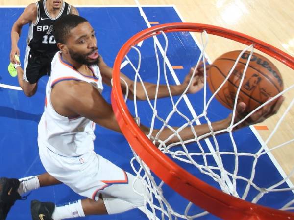 Mikal Bridges mencetak 41 poin saat tuan rumah New York Knicks menang 117-114 atas San Antonio Spurs pada Rabu (25/12) sore. (Foto: AP)