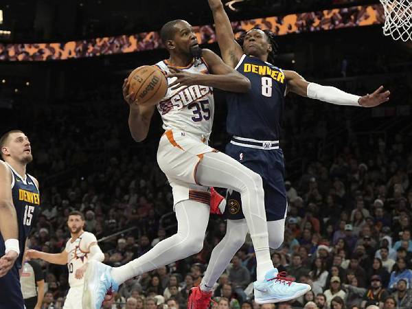 Kevin Durant mencetak 27 poin saat Phoenix Suns meraih kemenangan 110-100 atas tim tamu Nuggets pada Rabu (25/12) malam. (Foto: AP)