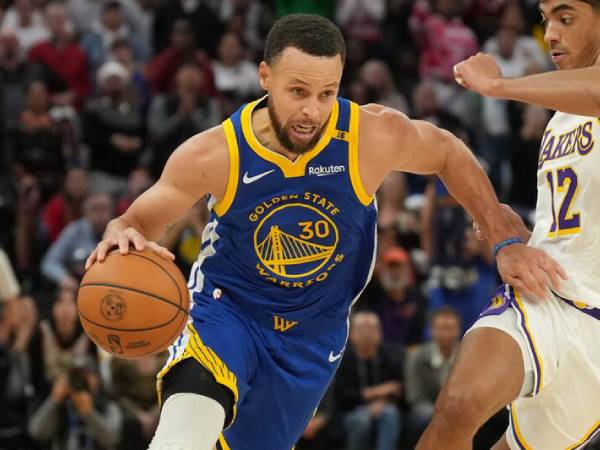 Stephen Curry masih terikat kontrak dengan Golden State hingga musim 2026-27. (Foto: AP)