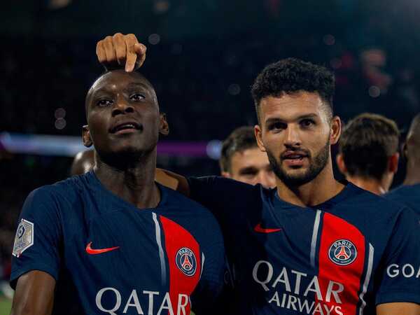 Striker PSG yaitu Randal Kolo Muani (kiri), disebut menjadi alternatif Juventus di bursa transfer Januari apabila gagal mendatangkan Joshua Zirkzee dari Manchester United / via Getty Images