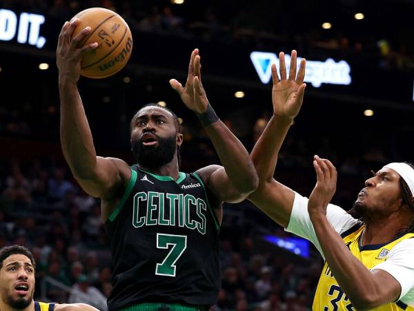 Jaylen Brown (kiri) mencetak 44 poin saat Boston Celtics mengalahkan tim tamu Indiana Pacers 142-105, Jumat (27/12) malam. (Foto: AP)