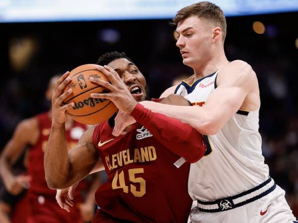 Donovan Mitchell (kiri) mencetak 33 poin saat Cleveland Cavaliers mengalahkan Denver Nuggets 149-135 pada Jumat (27/12) malam. (Foto: AP)