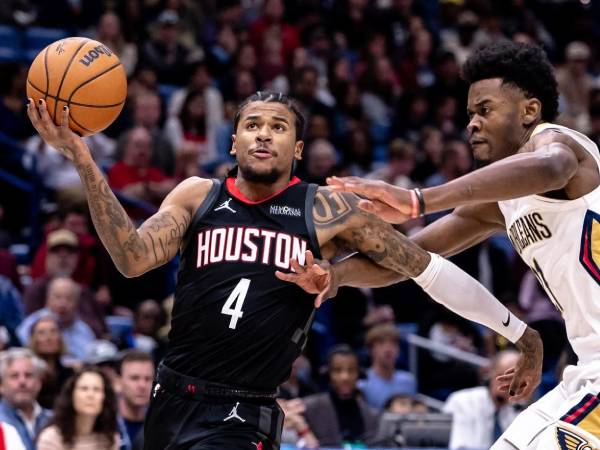 Jalen Green (kiri) mencetak 30 poin saat Houston Rockets meraih kemenangan 128-111 atas New Orleans Pelicans pada Kamis (26/12) malam. (Foto: AP)