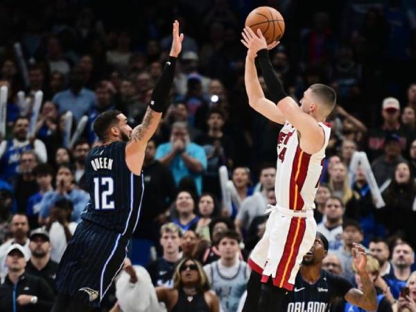 Tyler Herro (kanan) melesakkan tembakan kemenangan untuk membawa Miami Heat menang 89-88 atas tuan rumah Orlando Magic pada Kamis (26/12) malam. (Foto: AP)