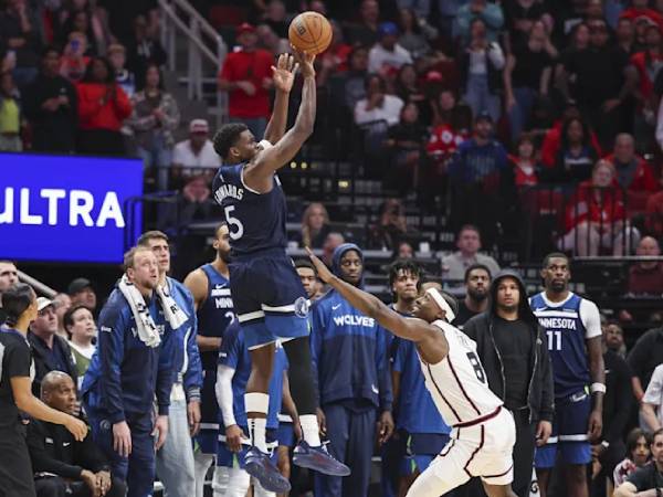 Anthony Edwards (kiri) melepaskan tembakan kemenangan saat Minnesota Timberwolves mengalahkan Houston Rockets 113-112 pada Jumat (27/12) malam. (Foto: AP)