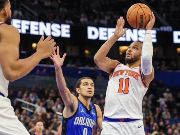 Jalen Brunson (kanan) mencetak 26 poin saat New York Knicks meraih kemenangan 108-85 atas Orlando Magic pada Jumat (27/12) malam. (Foto: AP)