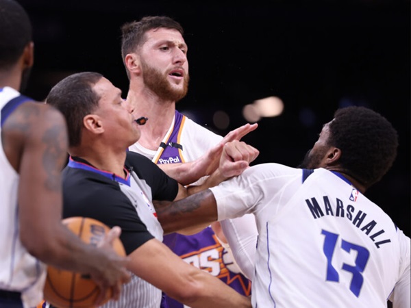 Mike Budenholzer Kecewa dengan Pertengkaran Nurkic dan Marsall