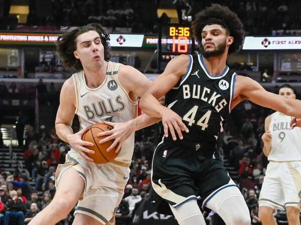 Josh Giddey (kiri) mencetak triple-double saat Chicago Bulls mengalahkan tim tamu Milwaukee Bucks 116-111 pada hari Sabtu (28/12) malam. (Foto: AP)