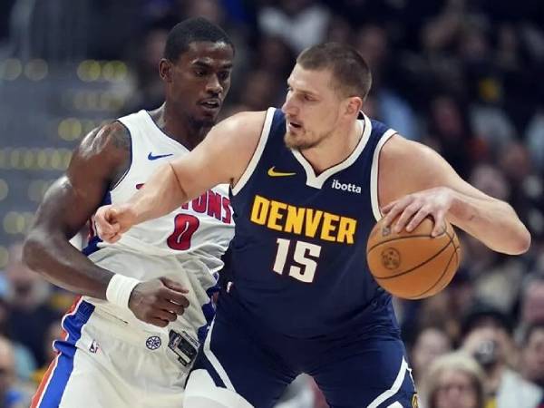 Nikola Jokic (kanan) mencetak 37 poin saat Denver Nuggets mengalahkan Detroit Pistons 134-121 pada Sabtu (28/12) malam. (Foto: AP)