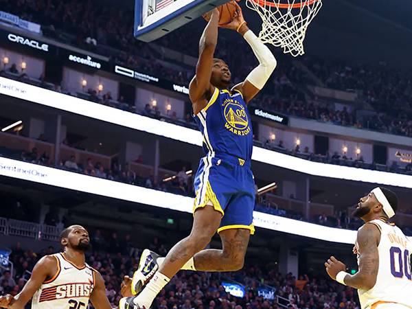 Jonathan Kuminga (tengah) mencetak 34 poin saat Golden State Warriors meraih kemenangan 109-105 atas Phoenix Suns pada Sabtu (28/12) malam di San Francisco. (Foto: AP)