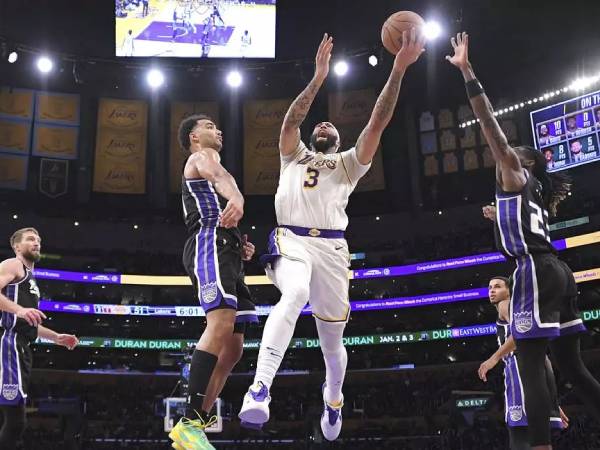 Anthony Davis (tengah) mencetak 36 poin saat Los Angeles Lakers menang 132-122 pada Sabtu (28/12) malam atas tim tamu Sacramento Kings. (Foto: AP)