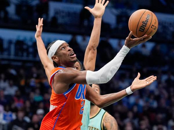 Shai Gilgeous-Alexander mencetak 22 poin saat Oklahoma City Thunder menang 106-94 atas Charlotte Hornets pada Sabtu (28/12) malam. (Foto: AP)