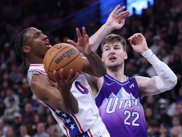 Tyrese Maxey (kiri) mencetak 32 poin saat Philadelphia 76ers meraih kemenangan 114-111 atas Utah Jazz di Salt Lake City pada Sabtu (28/12) malam. (Foto: AP)