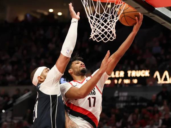 Shaedon Sharpe (kanan) mencetak 23 poin saat Portland Trail Blazers menang 126-122 atas tim tamu Dallas Mavericks pada Sabtu (28/12) malam. (Foto: AP)