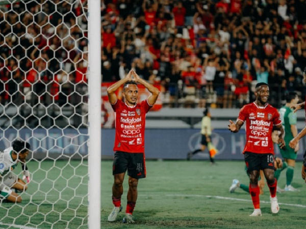 Winger Bali United, Irfan Jaya mencetak gol ke gawang Bali United