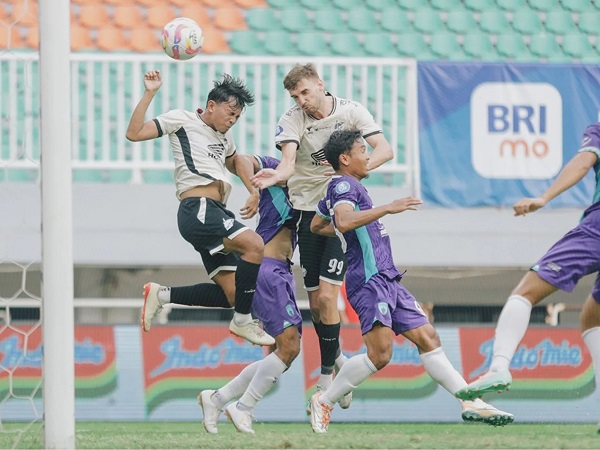 Penyerang PSM Makassar, Nermin Haljeta berduel dengan pemain bertahan Persita Tangerang