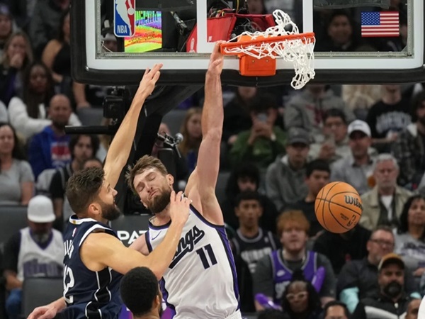 Doug Christie Catat Kemenangan Pertama Usai Kings Tekuk Mavericks