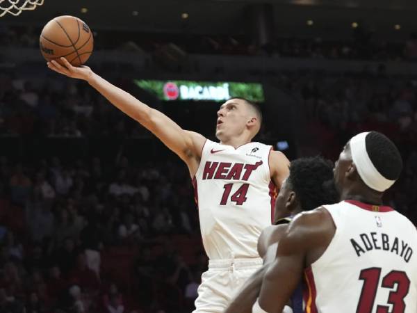 Tyler Herro (kiri) mencetak 32 poin saat Miami Heat mengalahkan tim tamu New Orleans Pelicans 119-108 pada Rabu (1/1) malam. (Foto: AP)