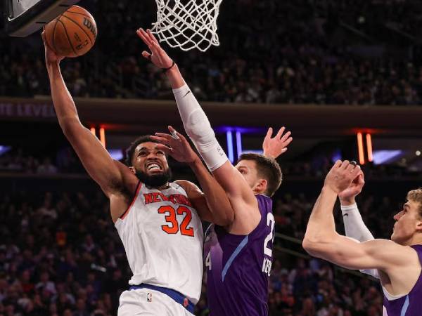 Karl-Anthony Towns (kiri) mencetak 31 poin saat New York Knicks menaklukkan tim tamu Utah Jazz 119-103 pada Rabu (1/1) malam. (Foto: AP)