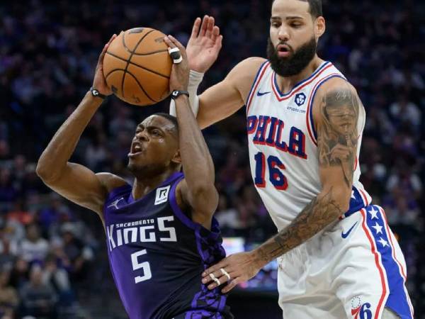 De'Aaron Fox (kiri) mencetak 35 poin saat tuan rumah Sacramento Kings mengalahkan Philadelphia 76ers 113-107 pada hari Rabu (1/1) malam. (Foto: AP)