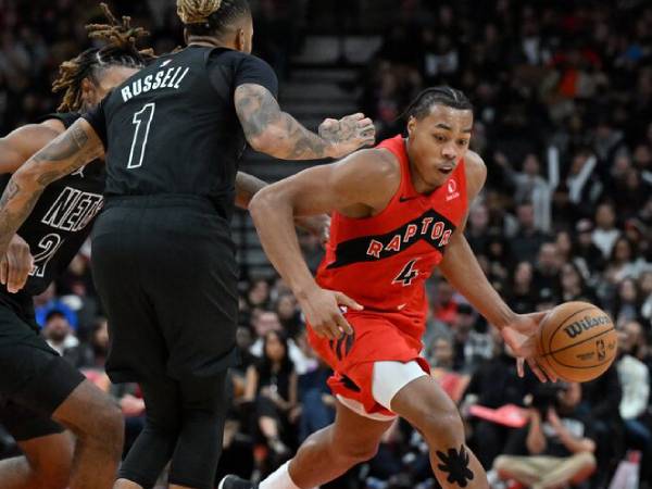 Scottie Barnes (kanan) mencetak 33 poin saat Toronto Raptors meraih kemenangan 130-113 atas tim tamu Brooklyn Nets pada Rabu (1/1) malam. (Foto: AP)