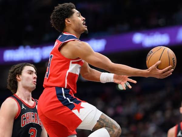 Jordan Poole (kanan) mencetak 30 poin saat Washington Wizards meraih kemenangan 125-107 atas Chicago Bulls pada Rabu (1/1) malam. (Foto: AP)