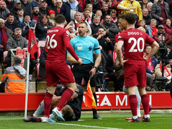 Pernah Sikut Andy Robertson, Wasit Ini Dilibatkan Lagi untuk Laga Liverpool