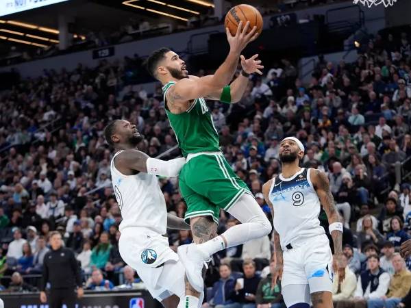 Jayson Tatum (tengah) mencetak 33 poin saat Boston Celtics meraih kemenangan 118-115 atas Minnesota Timberwolves pada Kamis (2/1) malam. (Foto: AP)