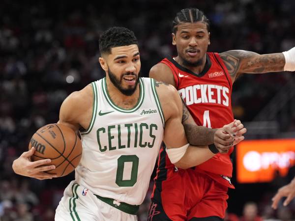 Jayson Tatum (kiri) mencetak 20 poin saat Boston Celtics meraih kemenangan 109-86 atas Houston Rockets pada hari Jumat (3/1) malam. (Foto: AP)