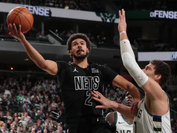 Cameron Johnson (kiri) mencetak 26 poin saat Brooklyn Nets mengalahkan Milwaukee Bucks 113-110 pada hari Kamis (2/1) malam. (Foto: AP)