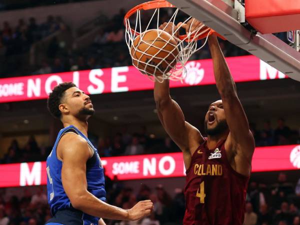 Evan Mobley (kanan) mencetak 34 poin saat Cleveland Cavaliers meraih kemenangan 134-122 atas tuan rumah Dallas Mavericks pada Jumat (3/1) malam. (Foto: AP)