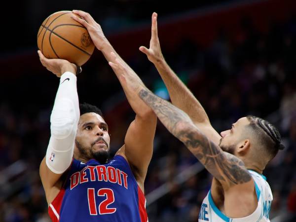 Tobias Harris (kiri) mencetak 24 poin saat Detroit Pistons mengalahkan tim tamu Charlotte Hornets 98-94 pada Jumat (3/1) malam. (Foto: AP)