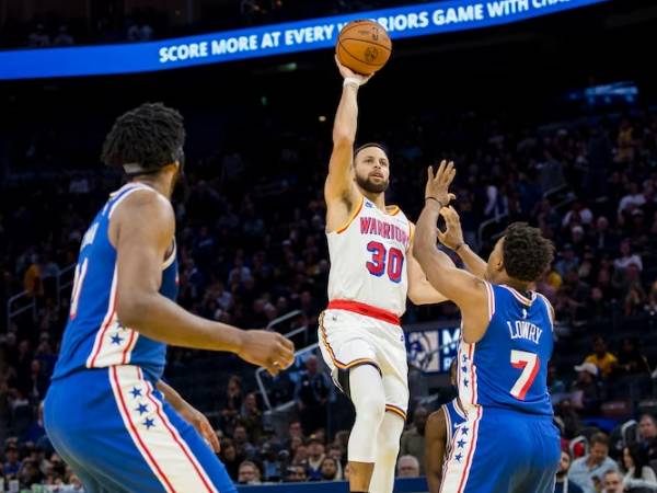 Stephen Curry (tengah) mencetak 30 poin saat Golden State Warriors mengalahkan Philadelphia 76ers 139-105 di San Fransisco. (Foto: AP)