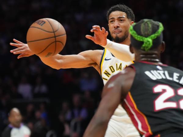 Tyrese Haliburton (kiri) mencetak 33 poin dan 15 assist saat Indiana Pacers menang 128-115 atas tuan rumah Miami Heat pada Kamis (2/1) malam. (Foto: AP)