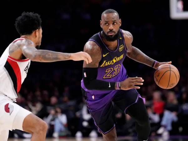 LeBron James (kanan) mencetak 38 poin saat Los Angeles Lakers mengalahkan tim tamu Portland Trail Blazers 114-106 pada Kamis (2/1) malam. (Foto: AP)