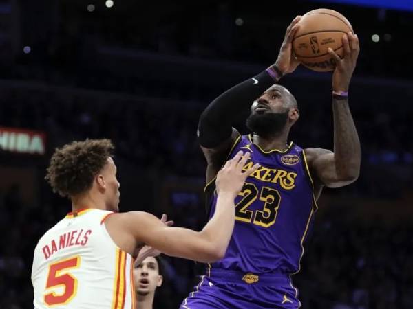 LeBron James (kanan) mencetak 30 poin saat Los Angeles Lakers meraih kemenangan 119-102 atas tim tamu Atlanta Hawks pada hari Jumat (3/1) malam. (Foto: AP)