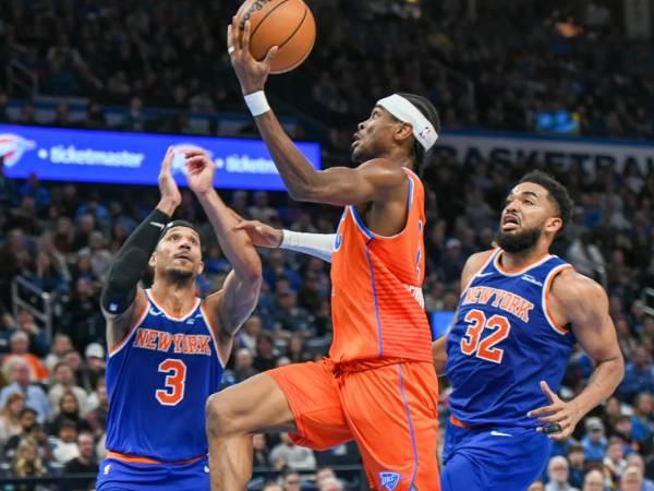 Shai Gilgeous-Alexander (tengah) mencetak 33 poin saat Oklahoma City Thunder mengalahkan New York Knicks 117-107 pada hari Jumat (3/1) malam. (Foto: AP)