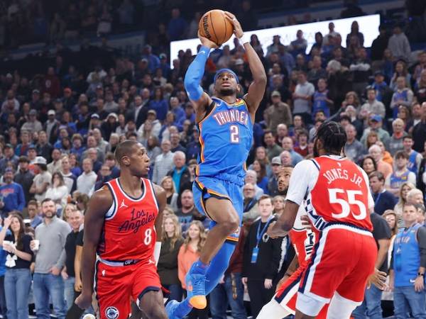 Shai Gilgeous-Alexander (tengah) mencetak 29 poin saat Oklahoma City Thunder menang 116-98 atas Los Angeles Clippers pada Kamis (2/1) malam. (Foto: AP)