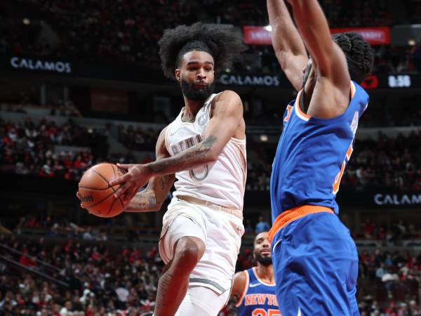 Coby White (kiri) mencetak 33 poin saat Chicago Bulls meraih kemenangan 139-126 atas tim tamu New York Knicks, Sabtu (4/1) malam. (Foto: AP)