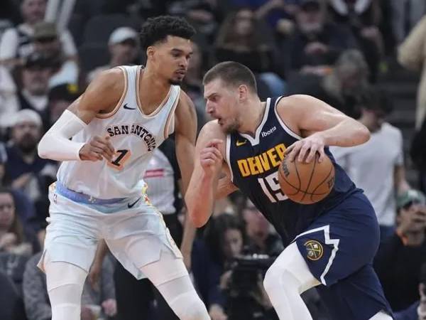 Nikola Jokic (kanan) mencetak 46 poin saat tim tamu Denver Nuggets meraih kemenangan 122-111 atas San Antonio Spurs lewat overtime pada hari Sabtu (4/1) malam.