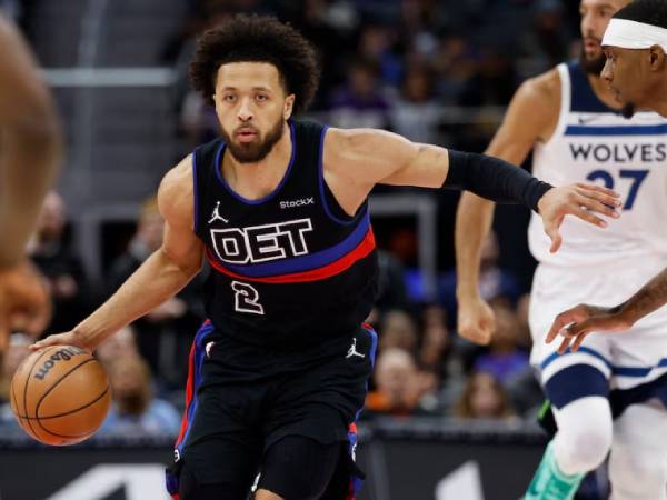 Cade Cunningham (kiri) mencetak 40 poin saat Detroit Pistons menang atas Minnesota Timberwolves 119-105 pada hari Sabtu (4/1) malam. (Foto: AP)